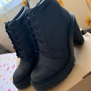 Dr. Martens Averil boots in black